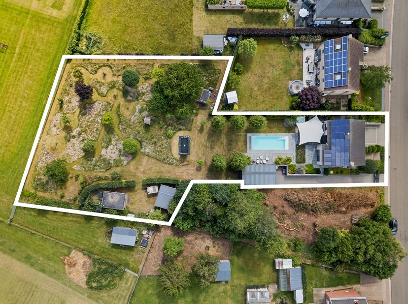 Op een volledig privatief perceel, nabij het centrum van Scherpenheuvel, bevindt zich deze instapklare en energiezuinige villa met zwembad, jacuzzi, s