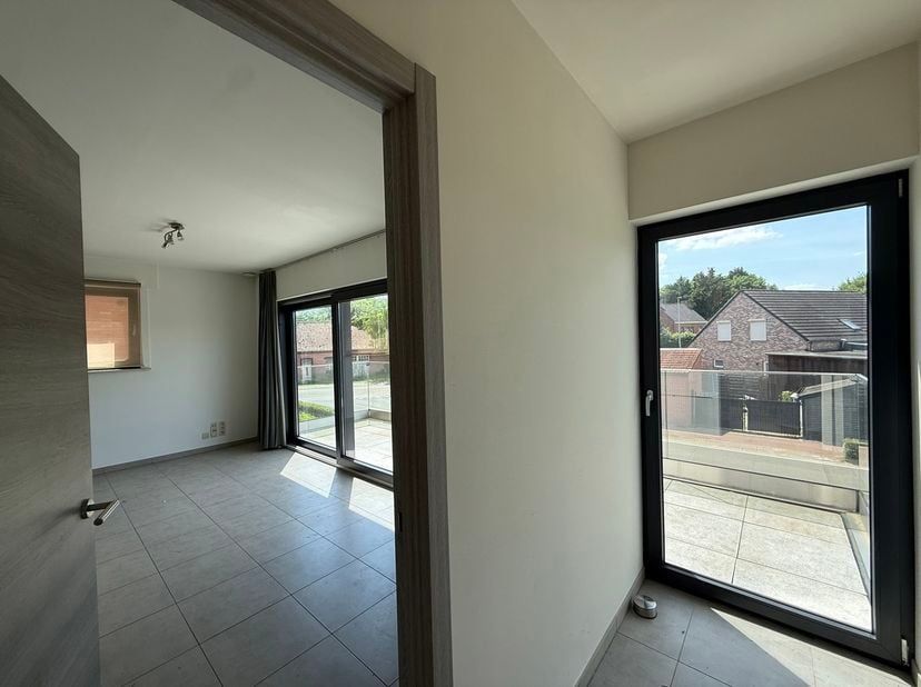 Modern en recent appartement binnen residentie 't Dorp gelegen midden in de dorpskern van Vorst-Laakdal<br />
Het appartement is als volgt ingedeeld:<