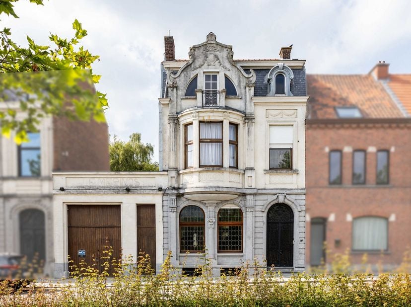 Unieke Art-Decowoning met atelier van 800 m² en parktuin in het centrum! In het hart van de gegeerde Art-Decowijk bevindt zich deze uitzonderlijke eig