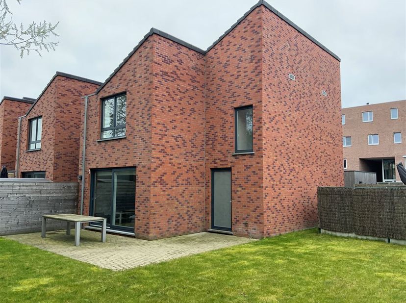 Ruime,  instapklare woning met 3 slaapkamers, garage en tuin met terras in het centrum van Waregem.  Deze woning heeft een bewoonbare opp. van 140 m²