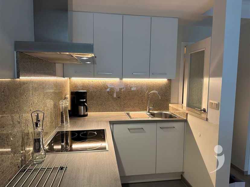 Bel appartement à Nieuwpoort-Bad.<br />
Situé juste à côté de la place Saint-Bernard, près de la digue, de la rue commerçante et du tramway, cet appar