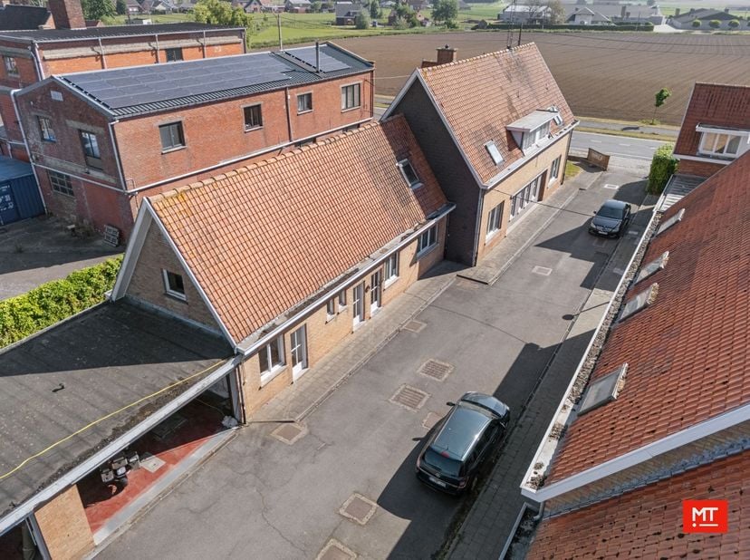 Voormalig politiecommissariaat te koop in Westrozebeke&amp;nbsp;<br />
<br />
Ben jij op zoek naar een groot gebouw met tal van mogelijkheden? Dan is dit
