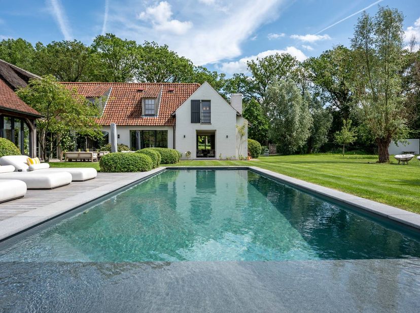 <br />
Gelegen te midden de natuur, vinden we deze adembenemende villa die garant staat voor puur woongenot. Wie droomt van een exclusieve eigendom wa