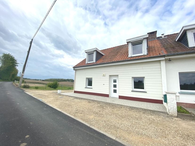 Mooie volledig gerenoveerde woning met een bewoonbare oppervlakte van 120m². Het gelijkvloers omvat een ruime woonkamer, apart toilet en wasruimte. De