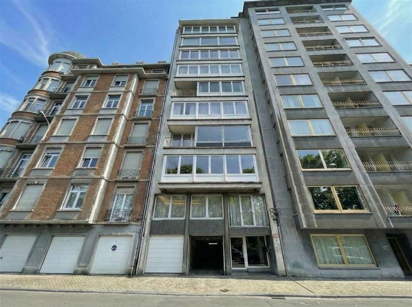 ***** OPTION ***** <br />
Venez découvrir cet appartement 2 chambres, cave et garage fermé plein de potentiel et idéalement situé.<br />
Situé au 4°ét
