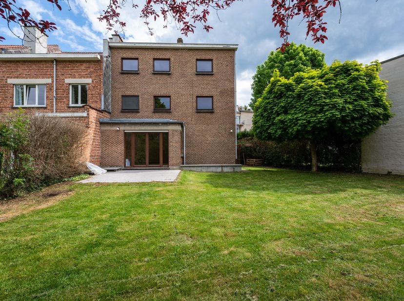 WOLUWE-SAINT-PIERRE – Gelegen in de gegeerde wijk Oud-Stockel, charmante te renoveren gezinswoning van ± 320 m² op een perceel van ± 4,65 are. Deze ru