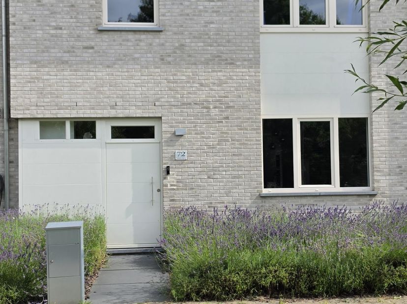 Instapklare, energiezuinige gezinswoning met 4 slaapkamers, 2 garages en A+ EPC<br />
<br />
Deze instapklare woning, opgeleverd door Matexi in 2016,