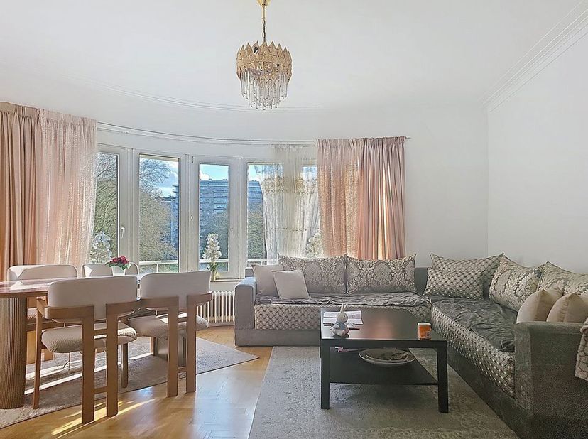 MOLENBEEK - Bel appartement 1 chambre de +/- 65m² situé dans un immeuble avec ascenseur et situé au 3 étage sur 4. Bien desservi par les transports en