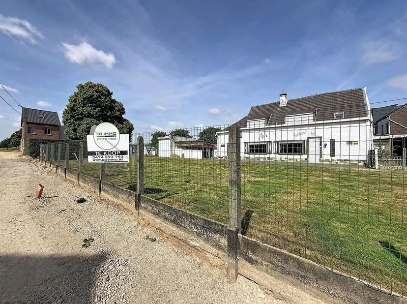 Een perceel grond geschikt voor de oprichting van twee nieuwbouwwoningen (afbraak constructies) of voor de renovatie van de bestaande eengezinswoning