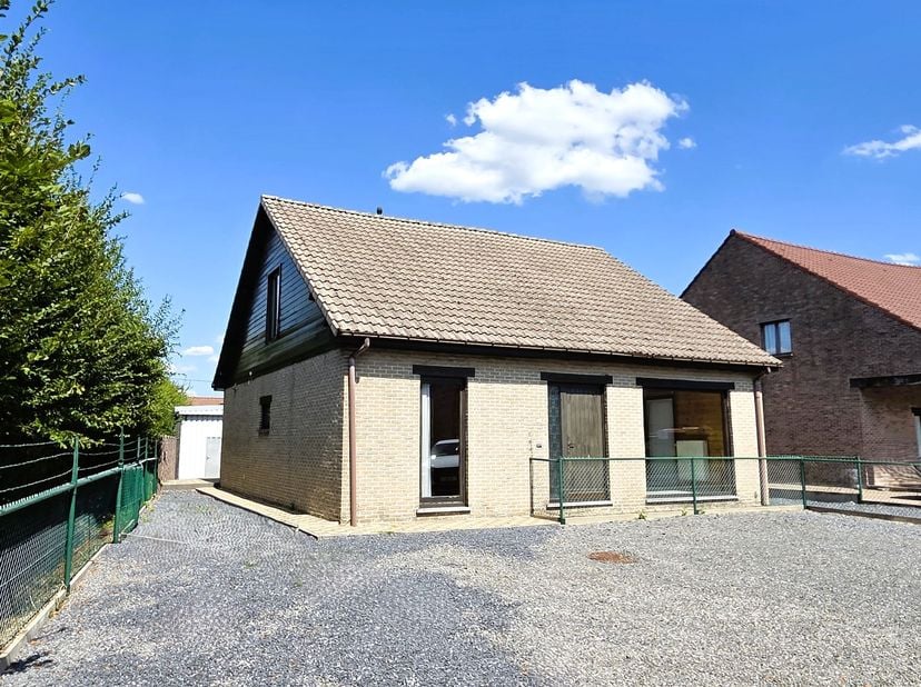 Instapklare woning gelegen op de grens Begijnendijk met Heist-op-den-Berg. Gunstige bereikbaarheid naar Aarschot, Lier. <br />
Het betreft een woning