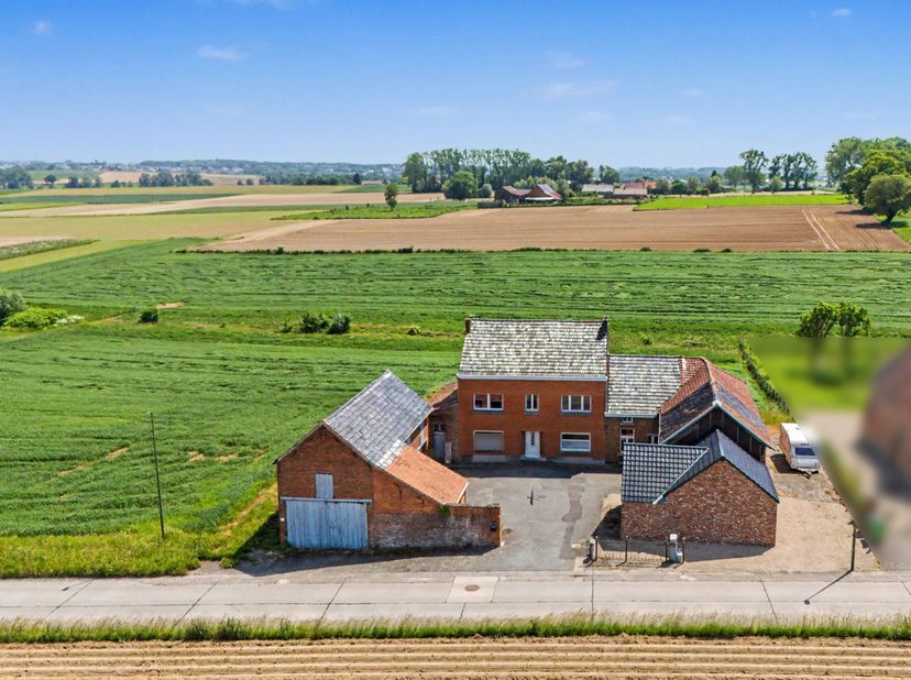 Deze karaktervolle hoeve biedt een unieke combinatie van ruimte, authenticiteit en potentieel. De zeer ruime en solide woning beschikt over een schuur