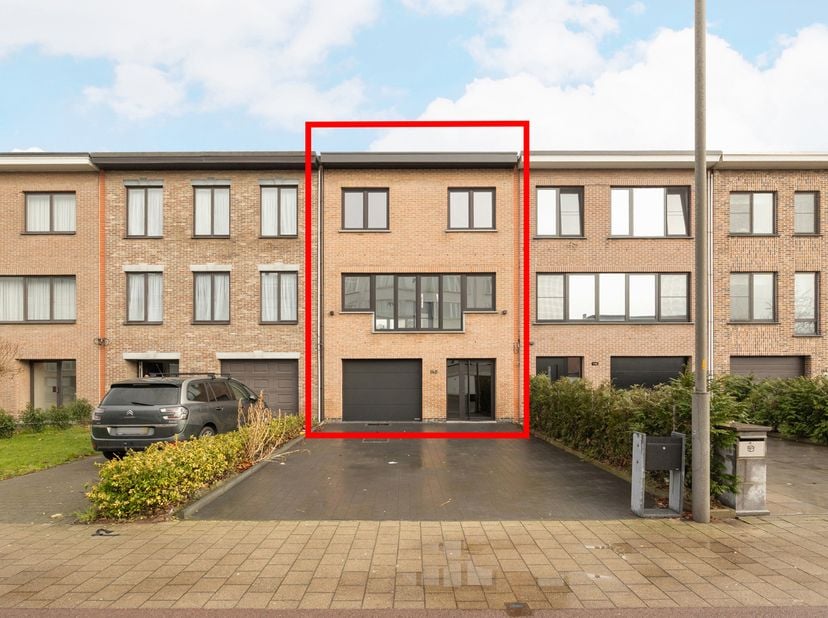 Ontdek deze prachtig totaal gerenoveerde woning (2025) aan de Laarsebaan 148 in Antwerpen. Met een bewoonbare oppervlakte van 161 m² en een perceel va