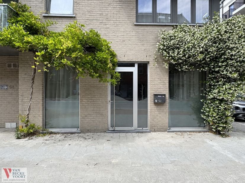 Handelsgelijkvloers met garage op een absolute zichtlocatie langs de Nieuwpoortsesteenweg. Dankzij de strategische ligging tussen het centrum, de kust