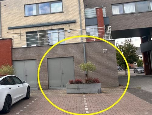                                         Entrepôt sans bureau à louer à Hechtel, € 250
