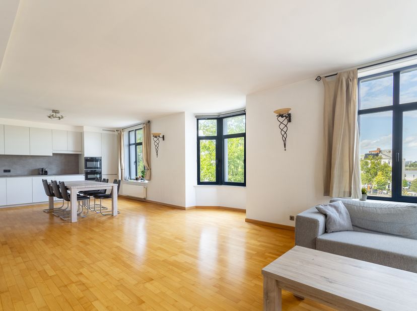 Au bord du nouveau Zuidpark et à l'angle de la Pourbusstraat et du Vlaamsekaai, se trouve ce spacieux appartement d'environ 128 m².<br />
Le nouveau Z