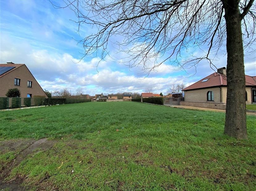 Goed gelegen, mooi perceel bouwgrond met een oppervlakte van 971 m² en perceelsbreedte van 12 m voor een half-open bebouwing/eengezinswoning. Deze gro