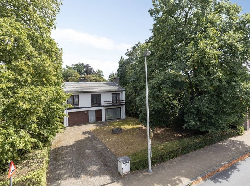 U betreedt de woning via de royale inkomhal die toegang biedt tot de open leefruimte. De bijzonder ruime en lichtrijke leefruimte vormt het hart van h