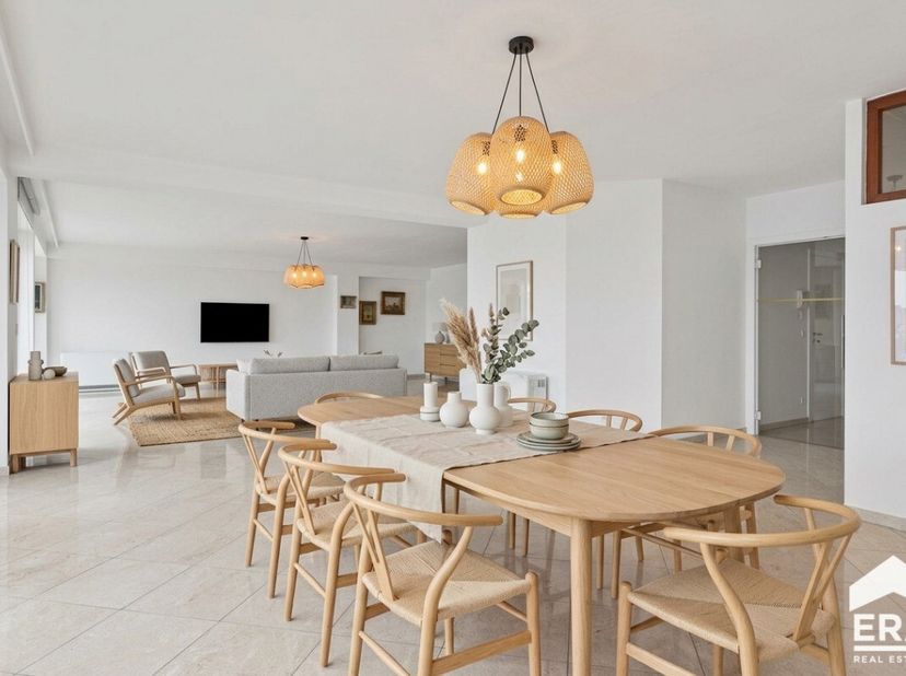 La Panne : Appartement unique et luxueux avec vue panoramique Ce bien dexception de pas moins de 240 m² est situé au 6e étage de la Résidence Seminole