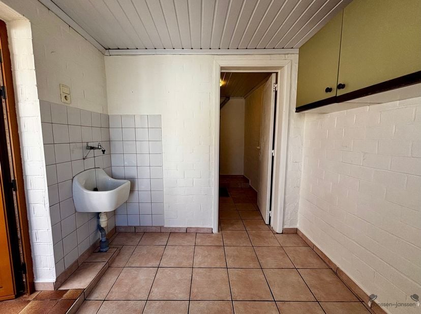 Knusse woning in centrum Hamme<br />
Deze eengezinswoning is centraal gelegen.<br />
Je kan de woning betreden via de hoofdingang, zo kom je in de l