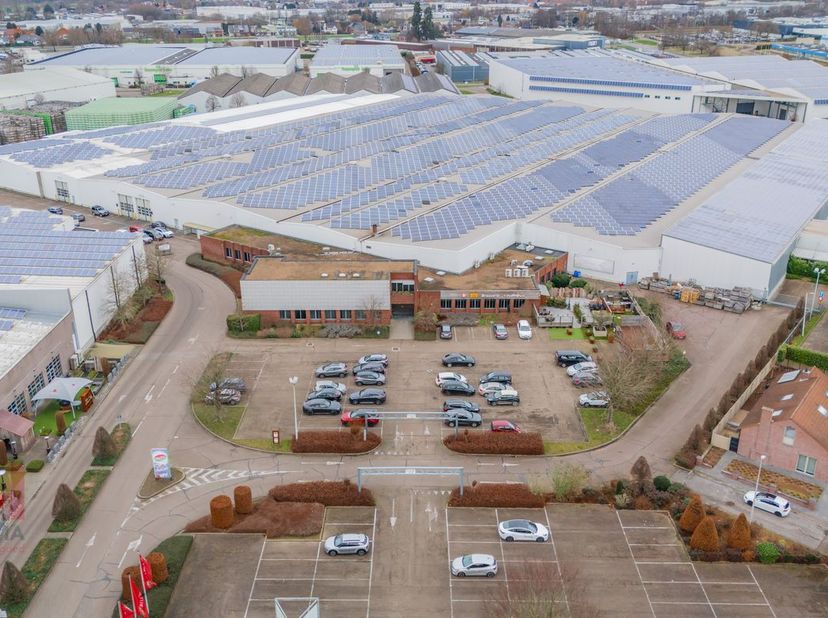 Unieke logistieke bedrijfssite van&amp;nbsp; 47.497 m² te koop gelegen langs én met visibiliteit van de bedrijvige Tongersesteenweg (N79) die na 800 m ver