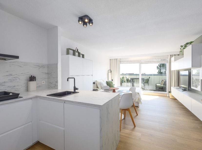 Ontdek deze instapklare, gerenoveerde studio met slaaphoek (ca. 42 m²), gelegen in de verzorgde residentie Westgolf.<br />
Dankzij de doordachte indel