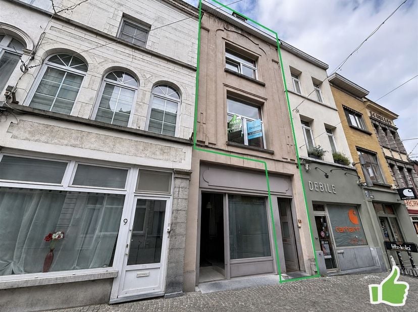 Situé en plein centre de la ville de Tournai, dans une rue piétonne, cet appartement 4 chambres avec entrée privative comprend :<br />
<br />
Au 1er