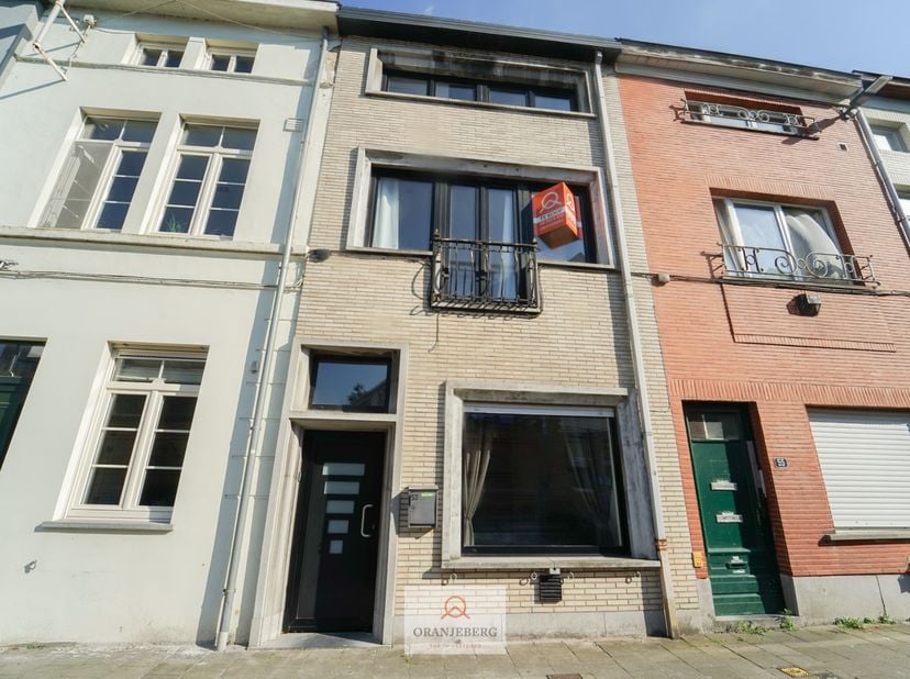 Op een uitstekende locatie nabij het Zuidpark en de belangrijkste invalswegen bevindt zich deze praktische rijwoning. Via de inkomhal bereikt u de lee