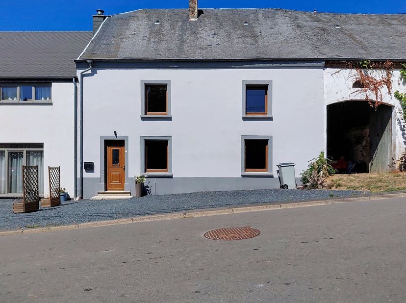 W Immobilière vous propose à la location cette charmante maison ancienne située à Anlier, offrant de beaux volumes et conservant tout le caractère de