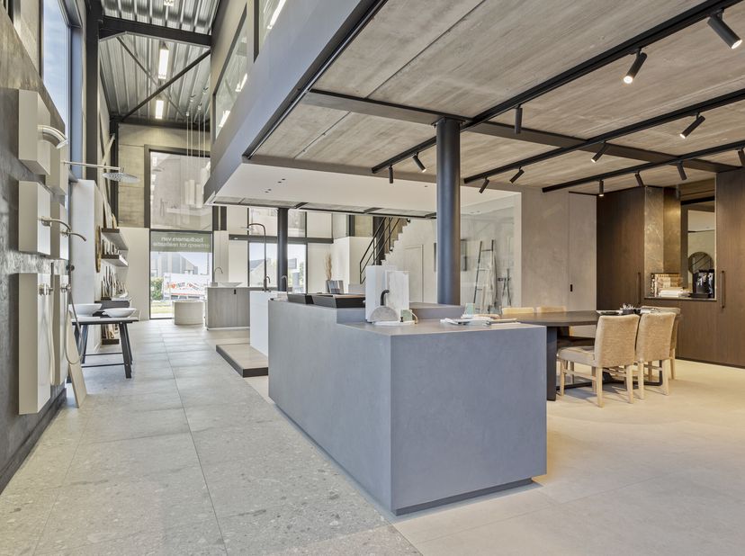 Mooie showroom/burelen met parking en magazijn, TOPgelegen langs de N8. Zeer mooie burelen/groepspraktijk/showroom (gebouwd in 2012 en voorzien van ee