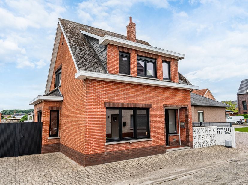 Vrijstaande gezinswoning met 3 slaapkamers, garage, grote afgesloten oprit en zonnige tuin op 7 are<br />
Bent u op zoek naar een betaalbare vrijstaan