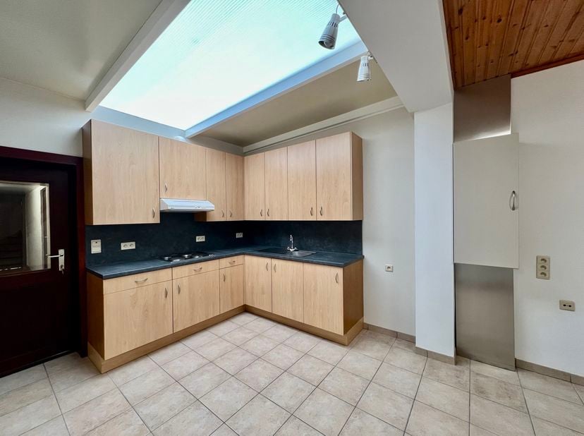 Deze opgeknapte woning is gelegen te Aaigem op wandelafstand van station te Burst. Bij het binnenkomen tref je een afzonderlijke zithoek en eetkamer m