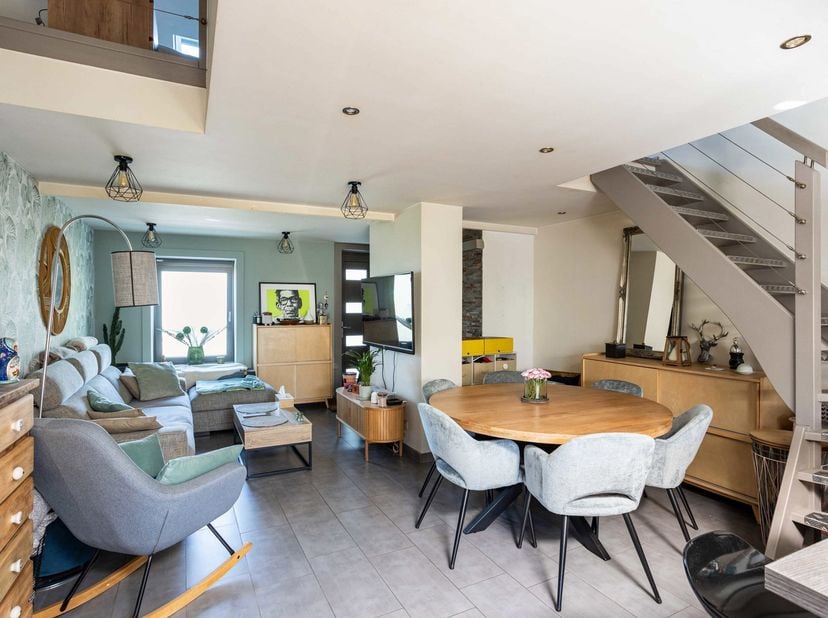 Deze charmante, gerenoveerde woning is gelegen in een bijzonder gegeerde buurt op de groene heuvelflanken van Ronse en combineert een warme, gezellige