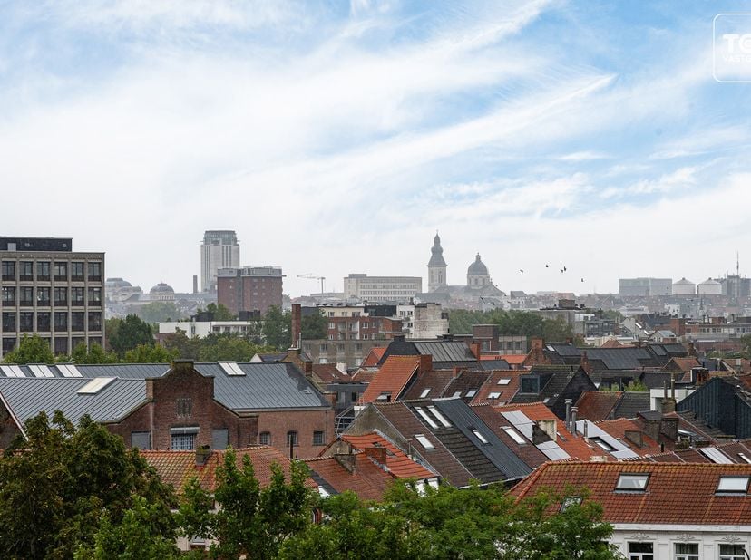 Dit mooi appartement heeft 2 slaapkamers, een ruim balkon met een fantastisch uitzicht op de stad en is gelegen op een TOP locatie! Het heeft eveneens