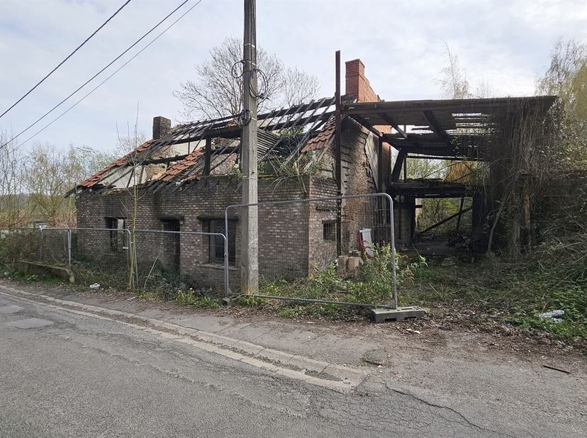 Maison incendiée sur et avec 6 ares 95 ca. <br />
Dispense de PEB pour la vente de bien.<br />
RC: 293 euros. <br />
Prix: Offre à partir de 40.000 eu