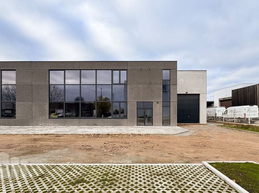 Nieuwbouw magazijn van 1.298 m² met 206 m² kantoorruimte en 218 m² polyvalente ruimte.<br />
<br />
Het magazijn, op eigen perceel, is opgebouwd uit e