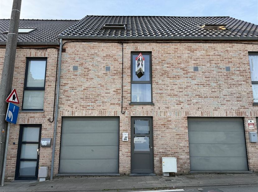 Jolie maison entre mitoyens avec garage, construite en 2009, sise à Harchies. Situation idéale : à proximité de toutes commodités et des axes autorout