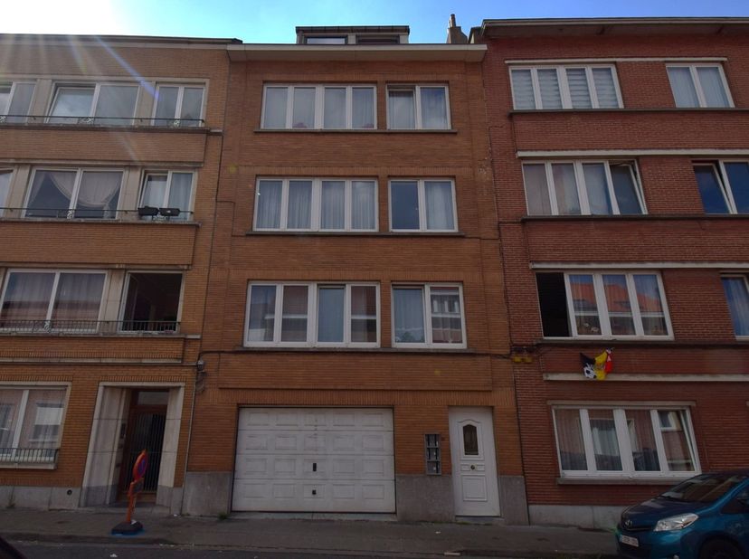 Situé sur l'avenue Bardanes à Berchem-Sainte-Agathe, ce&amp;nbsp;spacieux immeuble de rapport offre une combinaison idéale d'espace et de fonctionnalité.