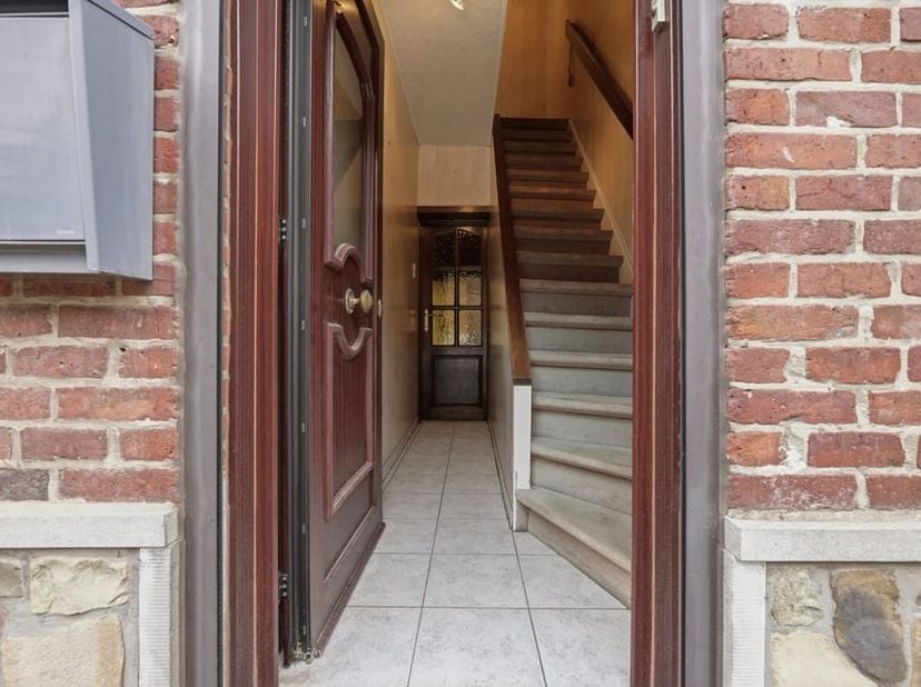 Langs de Adelardusstraat ter hoogte van nummer 16 vinden we deze te renoveren woning terug. Grote troef van deze woning is ongetwijfeld de ligging! He
