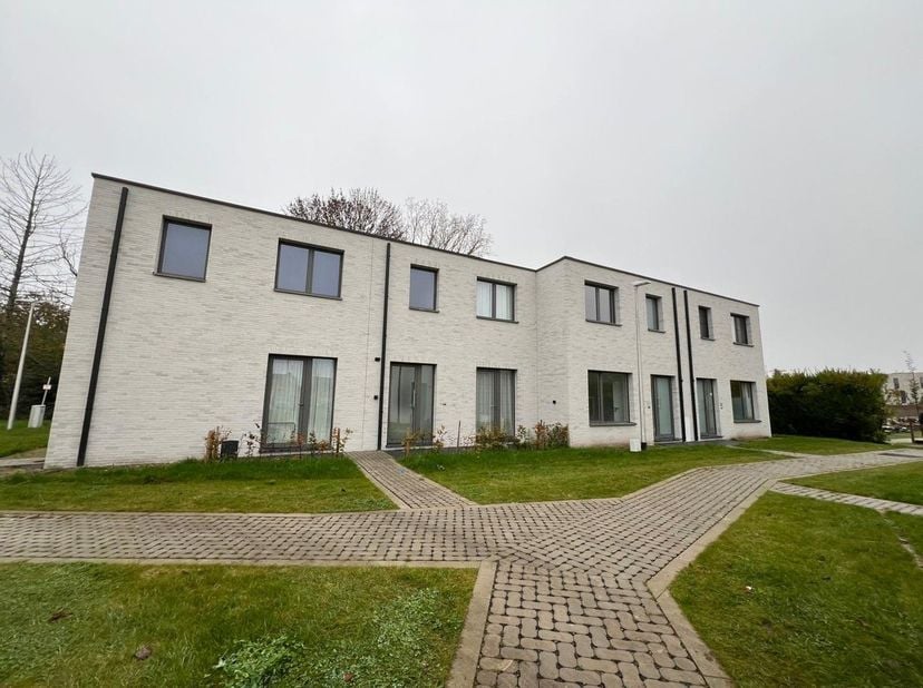 Op enkele minuten wandelen van het centrum van Bree wordt deze nieuwe woning (2024) te koop aangeboden (verkoop onder registratierechten).  Deze compa