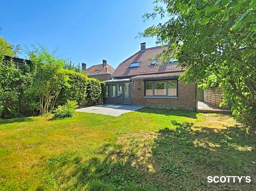 Op wandelafstand van het centrum en het station van Sint-Genesius-Rode, ligt deze charmante woning met drie slaapkamers, volledig gerenoveerd met veel