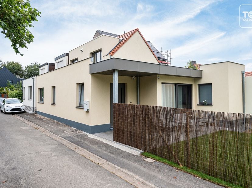 Deze instapklare woning is rustig gelegen in een doodlopende straat en combineert een aangename woonomgeving met een uitstekende bereikbaarheid. In de