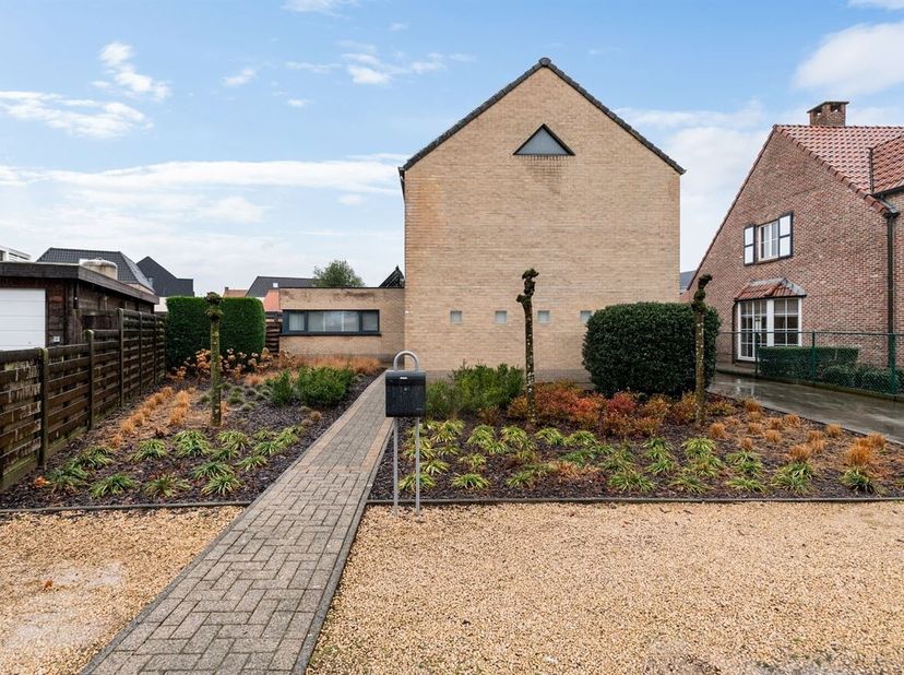 Openhuizendag op zaterdag 13 juni van 12u30 - 13u30 <br />
Ruime gezinswoning met 4 slaapkamers op 822m²<br />
Ligging:<br />
Zeer rustig gelegen, nab