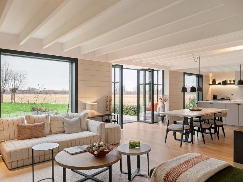 Deze hoogwaardig afgewerkte nieuwbouwwoning, te koop onder het gunstige stelsel van registratierechten, ligt op een uitstekend bereikbare en toch zeer