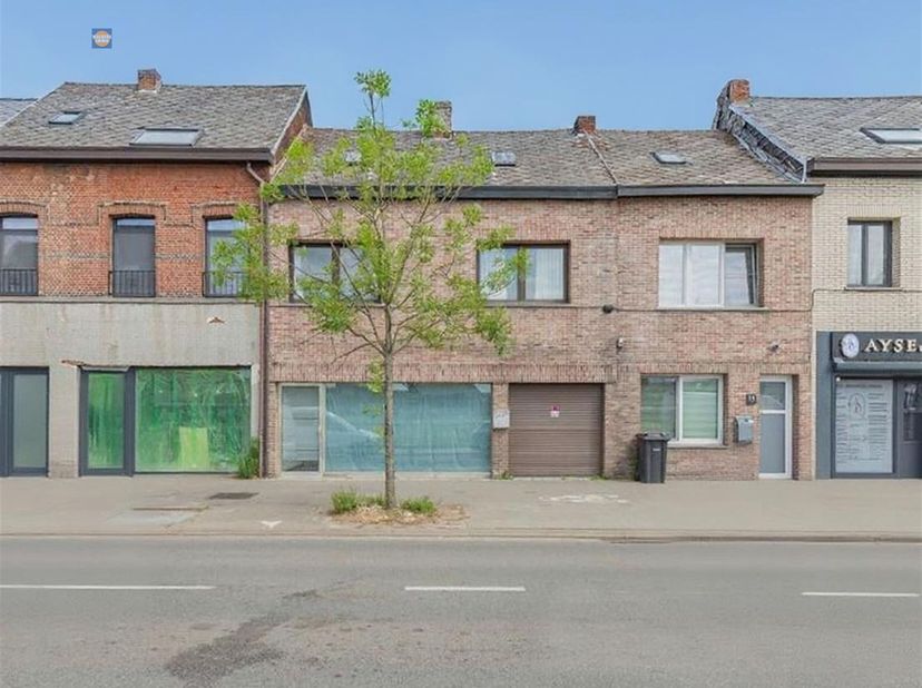 Deze te renoveren handelswoning biedt een unieke kans voor wie op zoek is naar een woning met zowel woon- als werkmogelijkheden, vlak bij het centrum