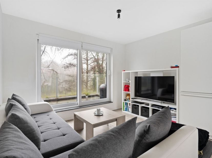 Ligging: Dit appartement aan de Boomsesteenweg in Willebroek biedt een uitstekende ligging. Dicht bij het centrum, winkels en supermarkten, en vlotte