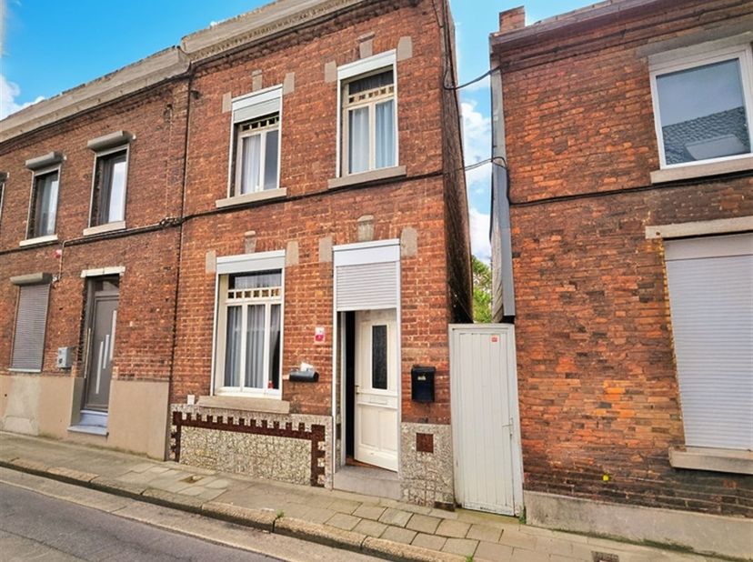 REF 6867 - rue Aimeries, 62 - 7370 Dour<br />
<br />
Découvrez cette maison 3 façades, avec passage latéral.<br />
Idéalement située près des commo