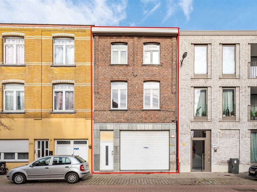 Veelzijdig handelshuis met magazijn en 3 slpks<br />
Op een centrale locatie in de rustige Van Cortbeemdelei in Deurne vinden we dit ruime handelspand