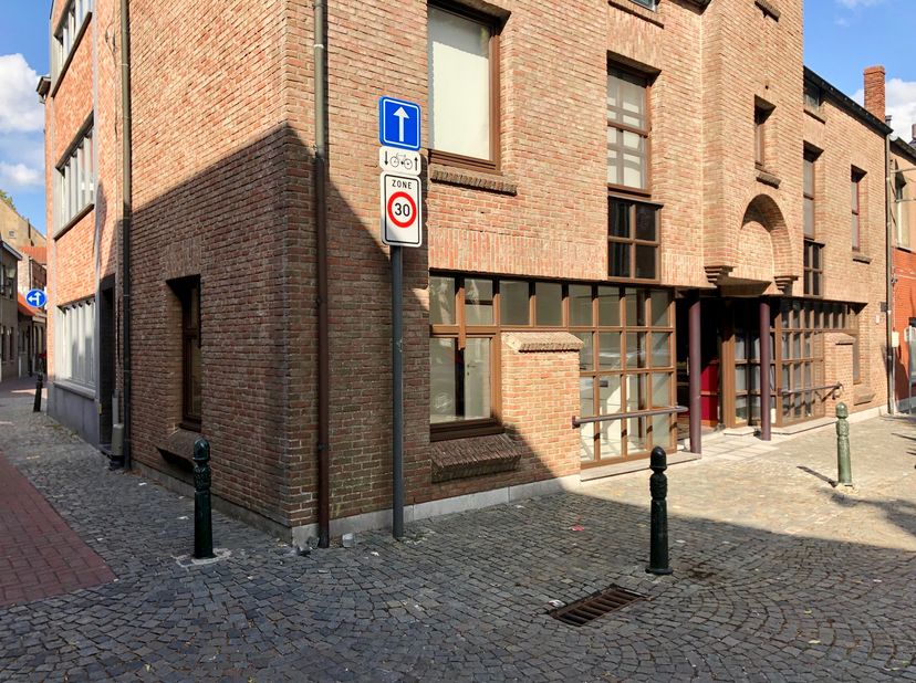 Bien professionnel à louer
                    à 9900 Eeklo