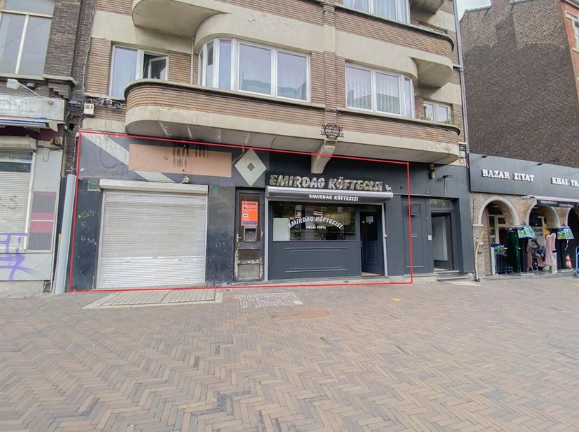Commerciële ruimte (momenteel verdeeld in 2 delen). Het eerste gedeelte bestaat uit een commerciële ruimte +/- 125m² bestaande uit een tafelgedeelte,
