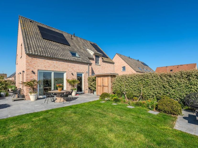 Ontdek deze hoogwaardig afgewerkte woning aan Ter Yde 106, gelegen in een rustige en residentiële omgeving. U geniet hier van een toplocatie: het stra
